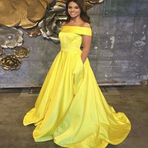 Długa Prom Dress Off The Ramię Yellow Satin Vestido de Festa 2021 Nowa długość podłogi Formalne Party Suknie Wieczorowe Suknie z kieszenią