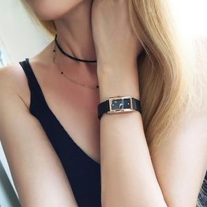 新しいスタイルの女性はジュネーブデザイナーレディースウォッチクォーツゴールドの腕時計シンプルスタイル001女性の腕時計のためのクリスマスの誕生日プレゼント