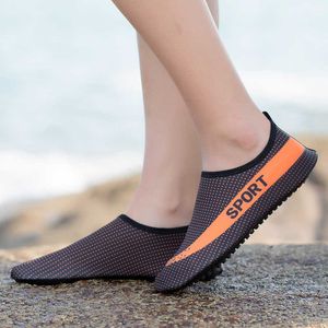 Aqua strumpor kvinnor unisex sneakers strand vatten skor för simning män dykning barfota tofflor havet x0728