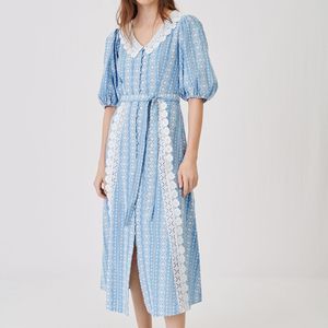 2021 Sommarhöst Halv ärm V Halsband Blå Klänning Fransk stil Kontrast Färg Lace Broderi Waist Belted Mid-Calf Klänningar G127063