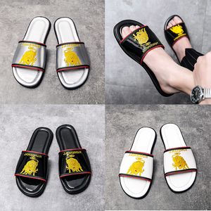 Lyx äkta läder slipper män märke designer broderi mönster gummi glidor strand platta sandaler mode glänsande svart vita silver utomhus inomhus flip flops