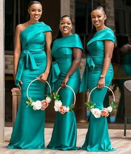 2021 African Green Bridesmaid Dresses One Shoulder Satin Bröllop Gästklänning Ärmlös Golvlängd Robes de Demoiselle d'Honneur med båge knut