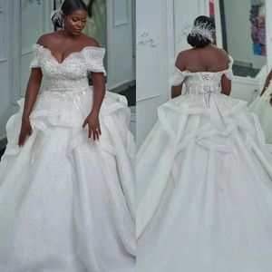 Abiti da sposa africani taglie forti Abito da sposa con perline Cristalli al largo della spalla Gonna a strati Cappella strascico Abiti da sposa su misura