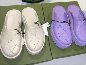 Direktförsäljning av högkvalitativa män och kvinnors tofflor Baotou Hollow Out Thick Soled Sandals Summer Badrum Beach Shoes Street Leisure Luxury Box 35-45