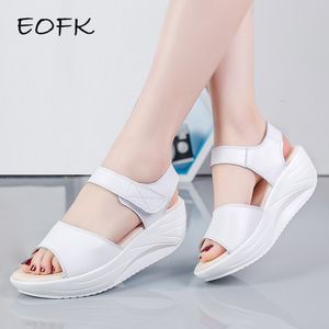 EOFK Lato Kobiety Płaskie Sandały Lady Platform Miękki Komfort Casual Hook Loop White Oryginalne Skórzane Kostki Kliny Sandały Y0305