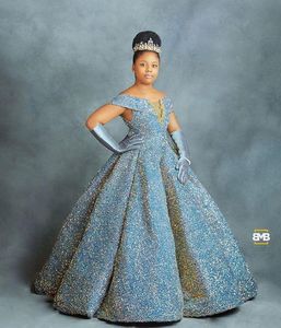 Blau funkelnde Prinzessin -Ballkleid kleine Blumenmädchen Kleider von Schulterfalten bodenlange Erste Kommunion Mädchen Festzugskleid maßgeschneiderte S