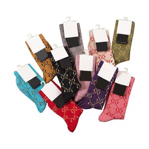 Os designers projetam meias de lazer de alta qualidade com padrões de letras da moda em 10 cores de meias femininas de luxo.