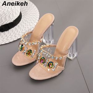 Aneikeh Summer Fashion Crystal Diamond Slides Clear PVC Pantofole trasparenti Scarpe da donna Peep Toe Tacchi alti Muli Dress Pumps 210310