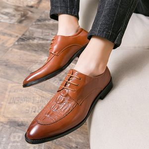 Sapatos de vestido dos homens Luxo Italiano Flats de Couro Homens Britânica Brogue Lace Up Formal Negócio Oxfords Calçado para homem