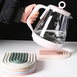 Mats Pads st Curve Form Barn Flexibel Table Dekoration Cup Easy Clean Portable Kitchen Tillbehör Pad Baby Home Silicone Placemats