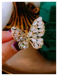 Butterfly es Women Silver Elegant Högkvalitativ Kläder Tillbehör för kappa och skjorta Mode Smycken Brosch Pin