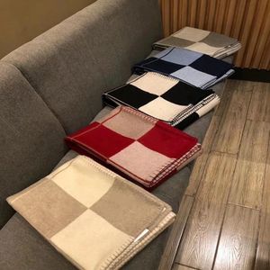 Classic Letter Blanket 140 * 170cm Cashmere Blankets Soft Wool Scarf Shawl Portable Warm Plaid Bed Fleece Stickad Kast Blanket 55 * 67 inches