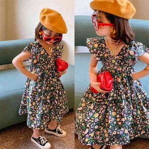 Tjejer klänning flygande ärm pastoral europeisk amerikansk stil sommar barnkläder barn prinsessa party floral 210625