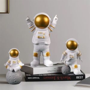 Astronauta Spaceman Creativo Statua Car Decor Art Artigianato Figurine Scultura astratta Home Office Desktop Decorazione Ornamento Regalo 211101