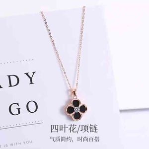 Fortune Edge 18K Gold Band Diamond Lucky Grass Agate Pendant Flower Necklace Water Shell Smycken