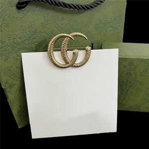 3 Stili Spilla di alta qualità Gioielli di design di lusso Elegante trama di grano Pin Suit Dress Lettera Spille d'oro Pins Ornamento Festa di nozze