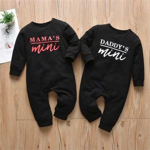 Urodzony Niemowlę Baby Boys Girls Romper Pajamas Bawełna Z Długim Rękawem List Daddy / Mamy Mini Kombinezon Jesienią Maluch Ubrania 211011