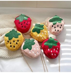 Barn Plush Strawberry Bags 2022 Creative Fruit Shoulder Bag Girls Chain Messenger Bag Baby Plånbok