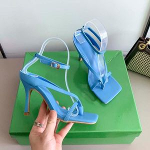 Alça de salto agulha de designer de moda com sandálias finas quadradas de salto alto é uma obrigação para meninas sexy vestido de couro sapatos de festa com caixa