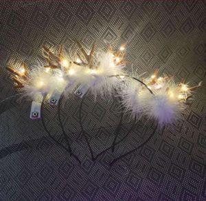 Tiara de chifres de penas fofas de LED para a cabeça de Natal brilhante, brilhante, piscando, orelhas de veado, faixa de cabelo, fantasia, cosplay, decoração de festa com bateria