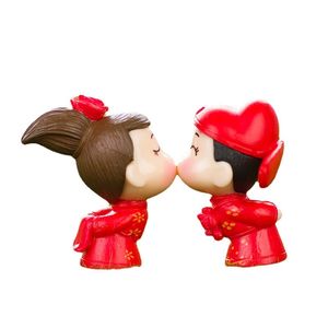 中国の花嫁の新郎の庭の装飾ミニチュアPVC漫画のカップル置物DIYの妖精の庭のテラリウムマイクロ風景結婚式の装飾