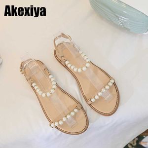 2021 Nowe płaskie buty Sandały damskie białe Pearl PU Skórzane buty Partii Designer's Low Heel Sandals BC040 Y0721