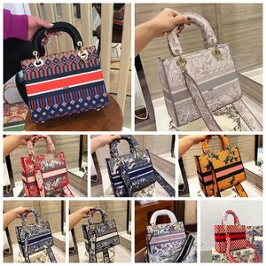 Fashion Designer Ladies Evening Bag Wamen Backpacks Tote Bags Retro Embroidery Craft Sacoche Waman Handbag Wallet Purse Crossboby Packet With Box
