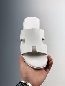 Nuove pantofole estive da uomo di design di lusso Materiale antiscivolo ad alta densità Suola in TPU Pantofola in tinta unita Sandali in pelle da uomo stile casual da mare 39-45