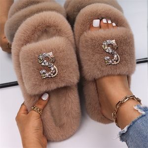 Women's Faux Fur Slippers Luxury Rhinestone Letter S Retro Winter Furry Fur Indoor Slides Sandals Plush Flip Flops Casual Shoes Y1120