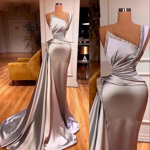 2021 Silver Grå Sexiga Mermaid Evening Dresses Wear One Shoulder Satin Silver Crystal Beading Ärmlös Formell Party Prom Gowns Custom Sweep Train