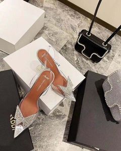 2021 Nya officiella kvalitet AMINA SHOES Begum Crystal-embelled PVC Slingback Pumps Muaddi RESTOCKS Begum PVC Slingbacks 10cm High Heel