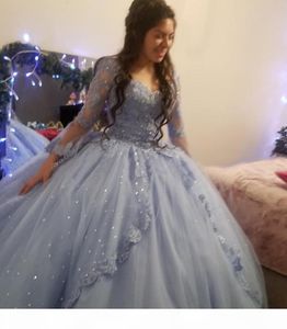 Underbara dammiga blå quinceanera klänningar pärlor spets applikation tiered golvlängd kristaller långa ärmar söta 16 bollklänning vestido 403 403