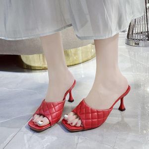 샌들 MARIAN SQAURE 발가락 붉은 퀼트 노새 발 뒤꿈치 신발 블랙 PU 하이힐 신발 여성 슬리퍼 여성 Zapatos Mujer 2021