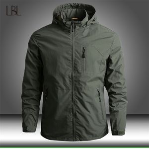 Giacca tattica militare da uomo Autunno Bomber Giacche con cappuccio Uomo Outdoor Soft Shell Abbigliamento militare Cerniera maschile Capispalla traspirante 211126