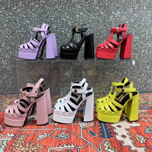 2021 Senhoras Clássicas Roman Sandálias High-Heeled Designer antiderrapante À Prova D 'Água À Prova D' África Espessa Balhinhas Grésas Sexy Black Red All-Match Round Toe Party Sapatos