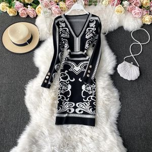 Outono novo design feminino com decote em v manga longa estampa floral barroca malha cintura alta túnica bodycon vestido curto