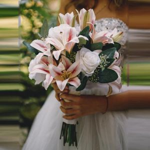 結婚式の花エリロシアのブランドエレガントなブライダルブーケピンクのユリ白いバラカントリーブケデノバパラカサメント