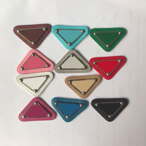 Accessori per capelli gioielli fai da te a triangolo multicolore con timbro in metallo triangolo in pelle lettera fai da te accessori all'ingrosso