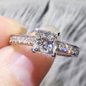 Proste pierścienie Palec Dla Kobiet Zaręczyny Ślubna Biżuteria Szmaragd 925 Sterling Silver Cute Precious Princess-Cut Square 1ct Symulowany Ring Diamond