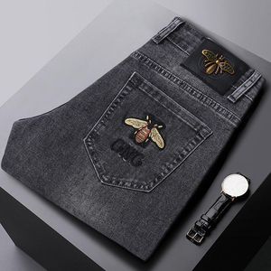 Moda primavera masculina magro elástico jeans abelha bordado negócios denim calças estilo clássico