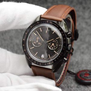 44MM Кварцевый хронограф Черный циферблат Мужские часы Moonwatch Коричневый кожаный ремешок Темная сторона кольца с маркировкой тахиметра Наручные часы