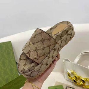 패션 럭셔리 여성 디자이너 샌들 화이트 문자 라운드 발가락 편안한 평면 슬리퍼 여름 가죽 수 놓은 두꺼운 유일한 슬라이드 신발 35-43 상자