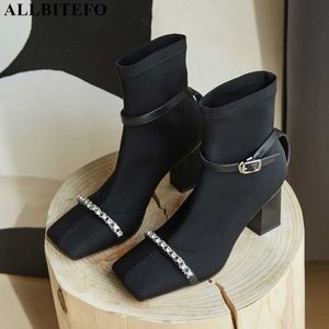 AllBiteBo Square Toe Material Elástico Brand Botas de Ankle Botas para Mulheres Grésas Saltos Escritórios Laiais Sapatos Rhinesto Mulheres Botas 210611