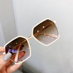 2021 Moda Metal Çokgen Güneş Kadınlar Marka Vintage Büyük Çerçeve Ayna Güneş Gözlükleri Kadın Punk Shades ulculos de Sol