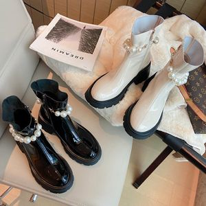 2021 Pearl Weiches Lackleder, weiß, schwarz, 6 cm dicke Sohlenstiefel für Damen, erhöhte süße coole Stiefeletten mit Absatz und runder Zehenpartie