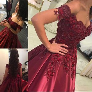 2021 Söt 16 Billiga Prom Ball Klänningar Långt Av Skulder Beaded Lace Appliques Satin Formal Aftonklänningar Kvinnor Kändis Röd Carpet Dress