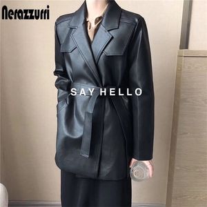 Nerazzurri 느슨한 PU 가짜 가죽 블레이저 여성 벨트 긴 소매 블랙 대형 가죽 자켓 여성 5XL 6XL 7XL 201020