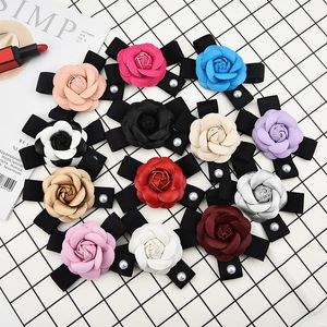 Flores decorativas grinaldas de moda Fabric Fabric Feminino Broches feminino Pin Jóias Fita Camellia Rose Pins Hat Bag Decoração