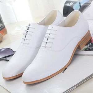 Kleidschuhe Ankunft Echtes Leder Formale Hochzeit Braut Spitze Zehen Schnürsenkel Herren High Heel (3 cm) Oxfords für Männer JNS136