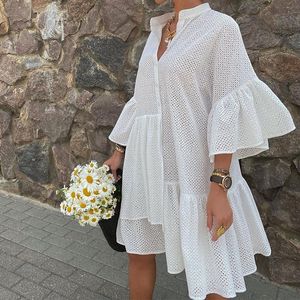 Fritidsklänningar Mesh Kvinnor Klänning Skjorta Asymmetri Vit Ihålig Lös Flare ärm V-hals Casaul Sexig Dam Solid Svart Mini Vestidos